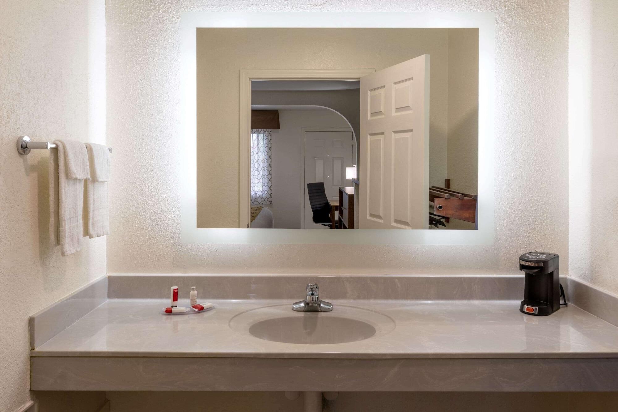 Baymont By Wyndham Biloxi - Ocean Springs Motell Exteriör bild