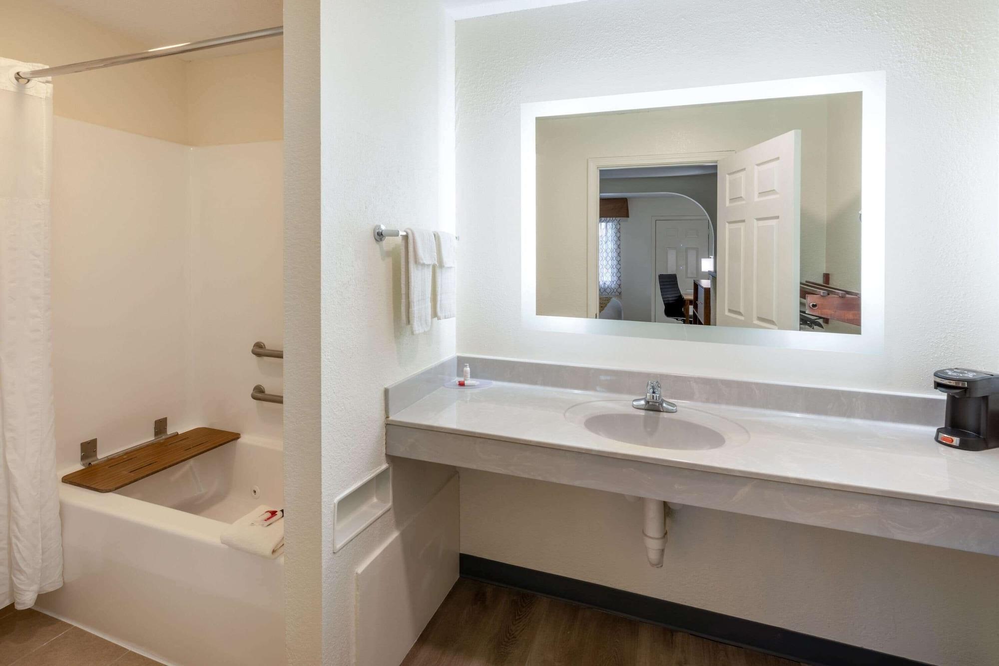 Baymont By Wyndham Biloxi - Ocean Springs Motell Exteriör bild